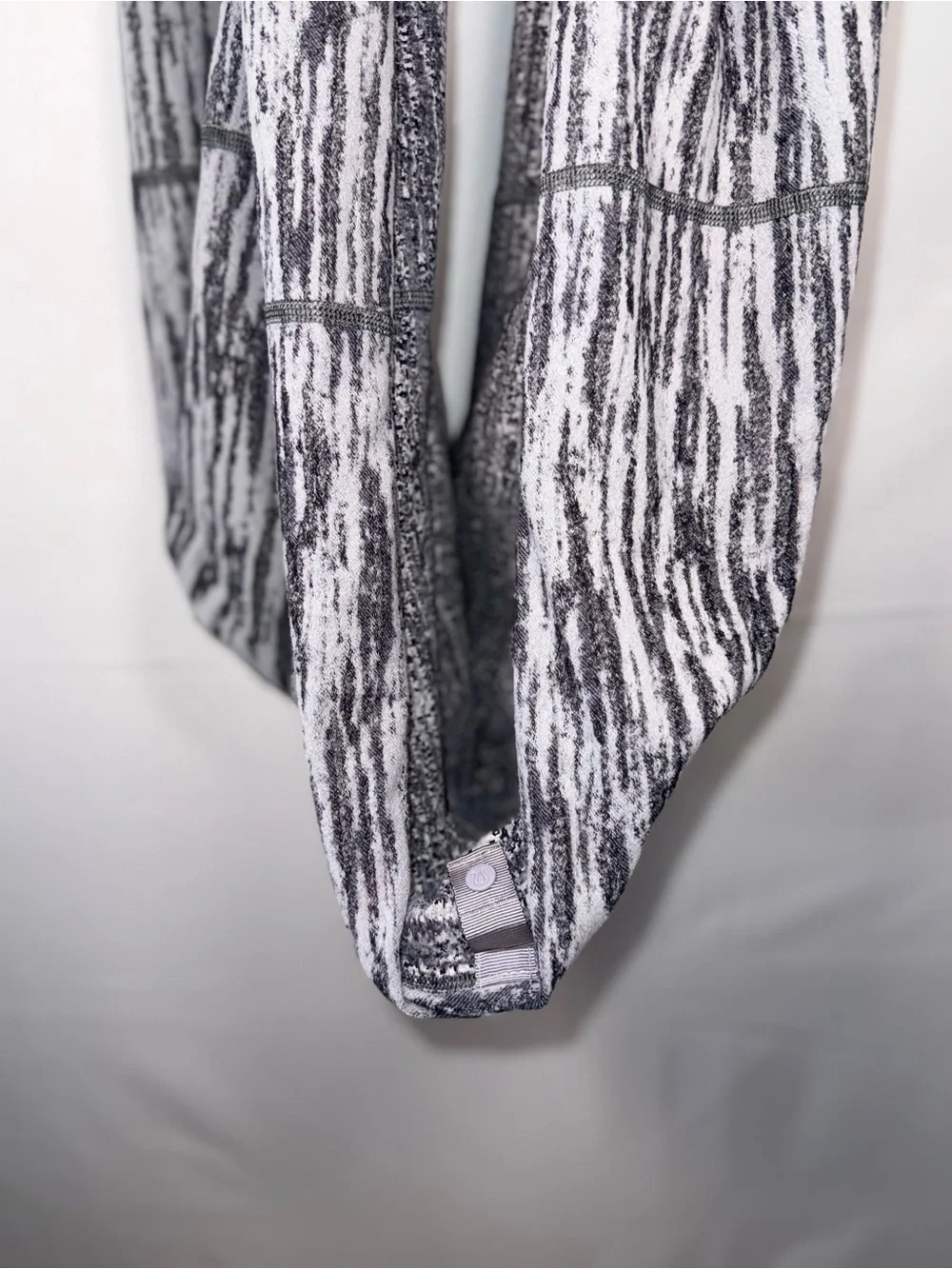 Lululemon Light Gray Textured Knit Scarf with Snap Trim